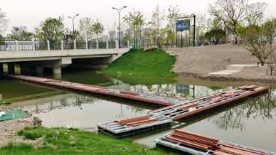 盐城市口袋公园水上浮栈桥开工建造安装